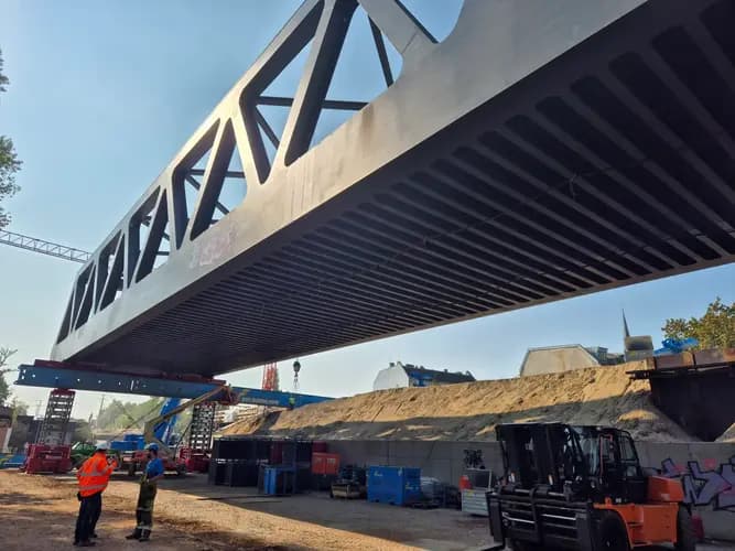Montage einer Stahlbrücke mit Hub- und Hilfskonstruktionen