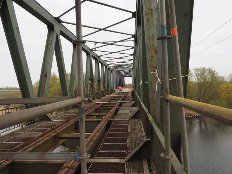 Bestehende Stahlbrücke mit sichtbaren Alterungs- und Nutzungsspuren