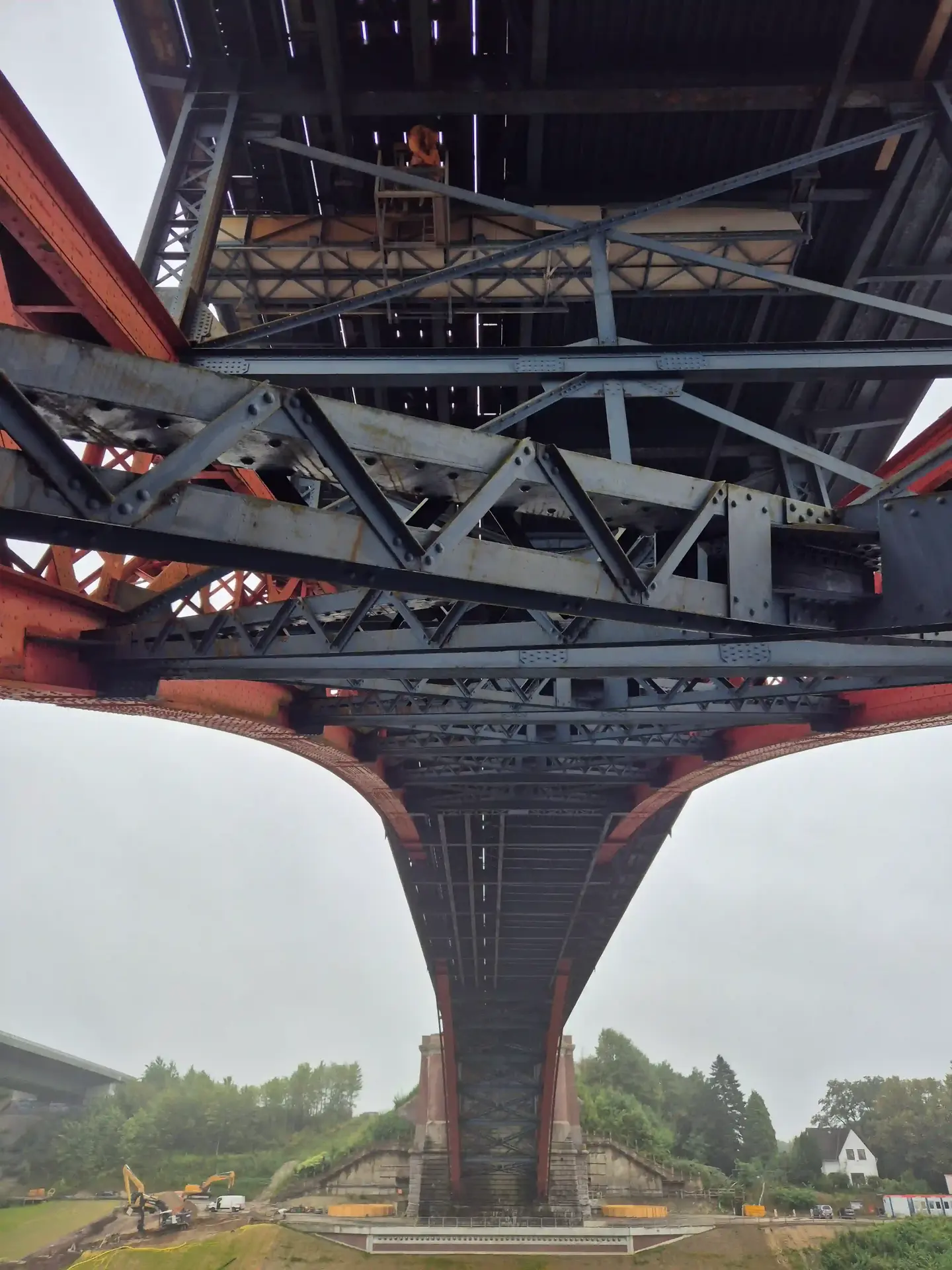 Unteransicht einer bestehenden Stahlbrücke mit sichtbarem Haupttragwerk