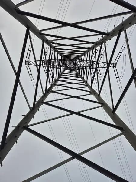 Stahlmast eines Stromleitungsträgers als Ingenieurtragwerk